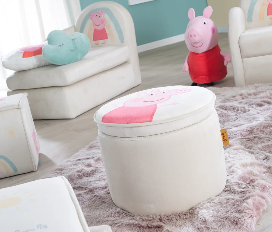 Peppa Pig Kindermöbel-Set mit Sessel, Hocker und Plüschtier auf einem rosa Teppich.