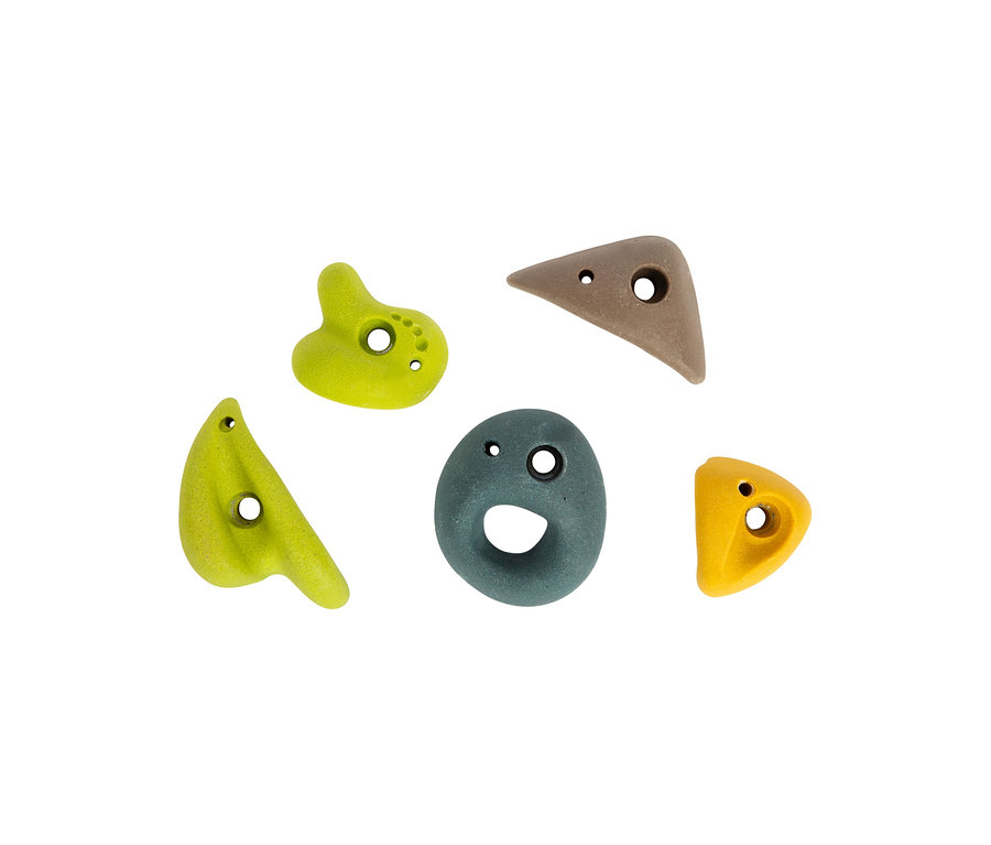 Fünf Klettergriffe der small foot Kletterwand »Adventure« in verschiedenen Formen und Farben, darunter Limettengrün, Braun, Dunkelgrau und Gelb.