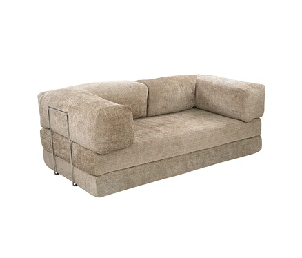 Beiges Polstersofa mit strukturiertem Stoff, niedriger Bauhöhe und einem Metallrahmen auf der linken Seite, auf weißem Hintergrund.