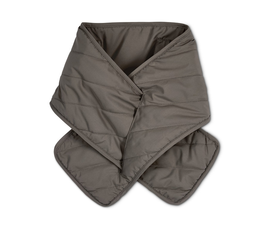 Ein khaki Stepp-Schal mit Heizkissen auf weißem Hintergrund.