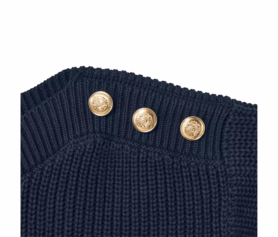 Detailansicht eines Strickpullovers mit Knöpfen.