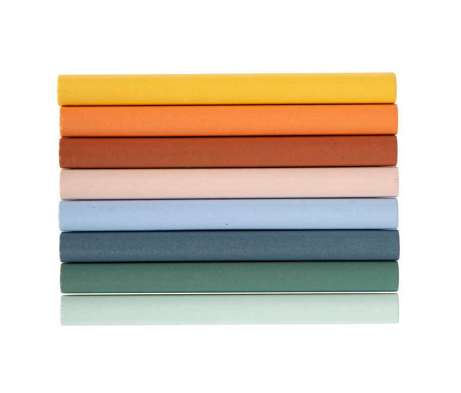 Stapel aus sieben Pastellkreiden in Gelb, Orange, Terrakotta, Hellrosa, Hellblau, Schieferblau und Salbeigrün.