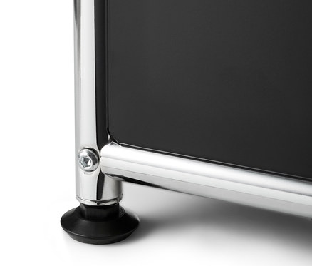 Detailaufnahme eines hohen, schwarzen Metallregals mit verstellbarem Klappfach und Füßen.