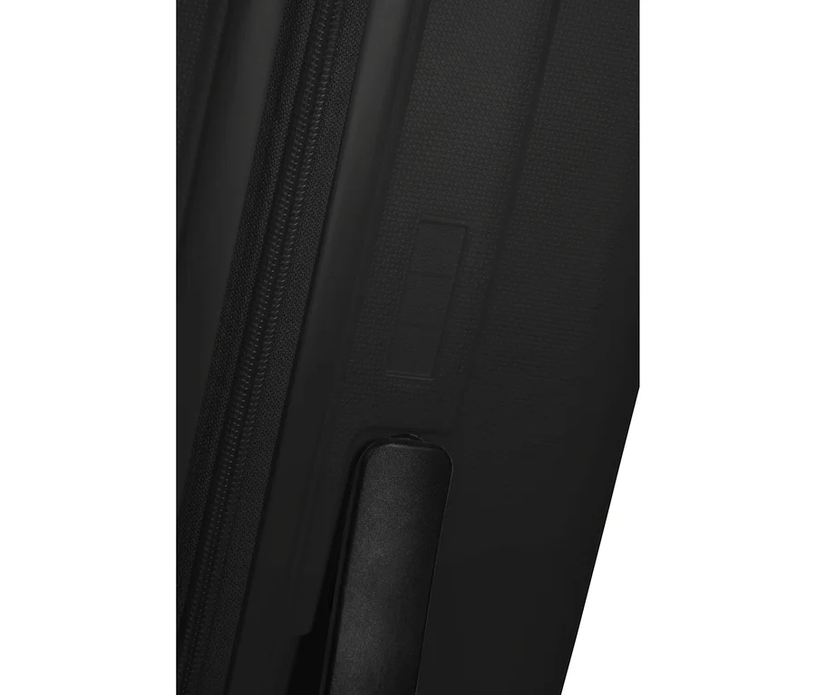 Nahaufnahme eines schwarzen American Tourister Rejoy Spinner Koffers in True Black, der einen vertikalen Reißverschluss, ein rechteckiges geprägtes Detail und einen versenkten schwarzen Griff zeigt.