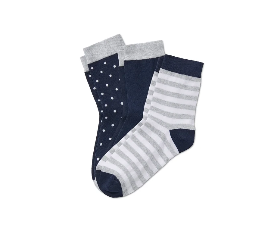 Drei Paar Socken.