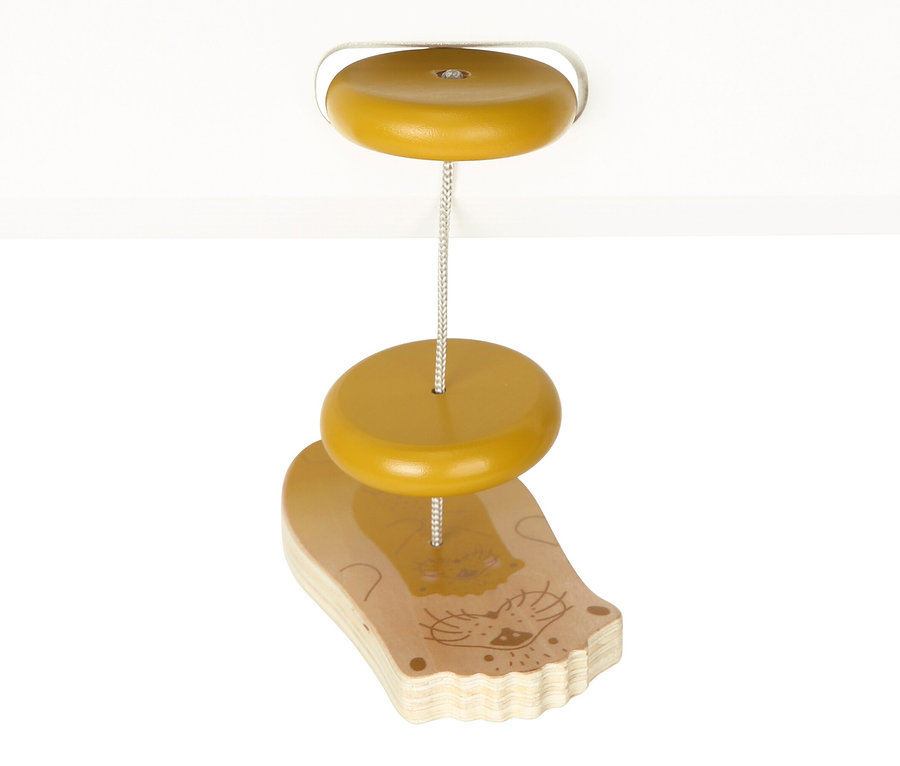 Ein small foot Baby-Spielbogen »Seaside« Spielbogen-Anhänger mit Holzelementen hängt an einem weißen Rahmen.