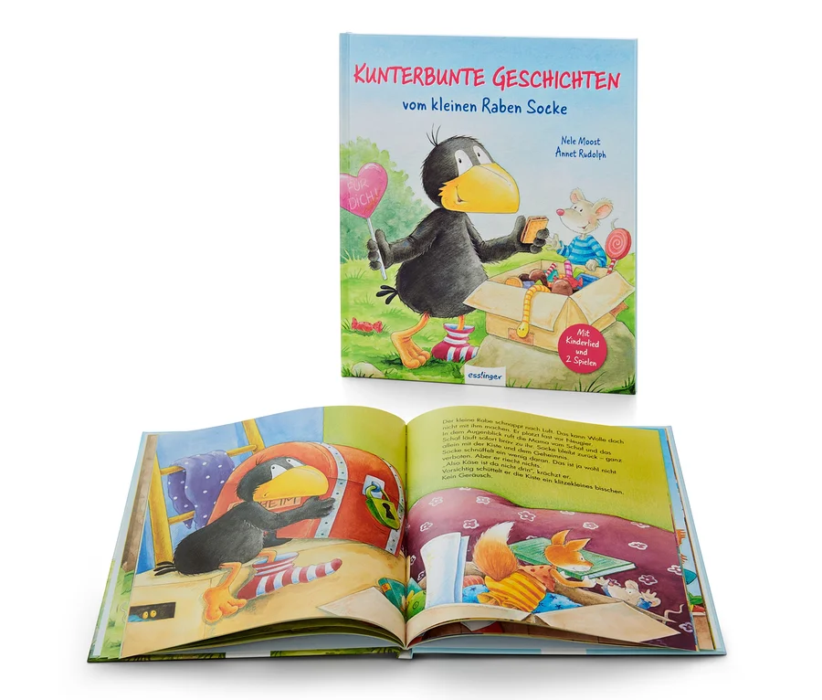 Ein geöffnetes Buch mit einer Illustration aus »Kunterbunte Geschichten vom kleinen Raben Socke«, dahinter ein geschlossenes Buch.