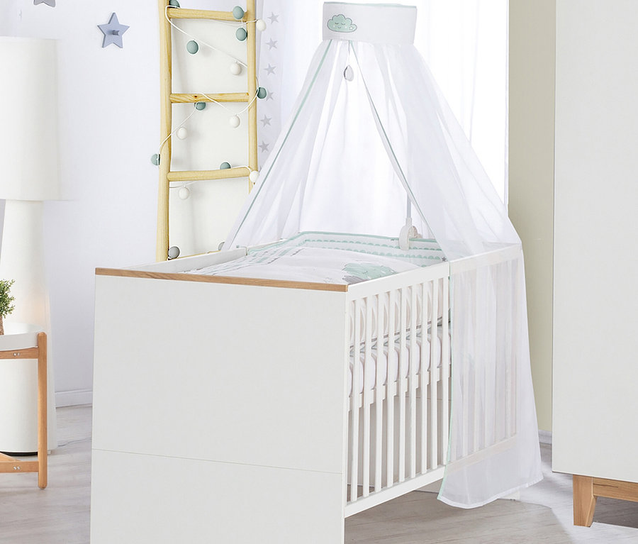 Kinderzimmer mit Gitterbett mit Himmel, Teil des roba »Finn« Kinderzimmersets mit Bett, Wickelkommode und 3-türigem Schrank.