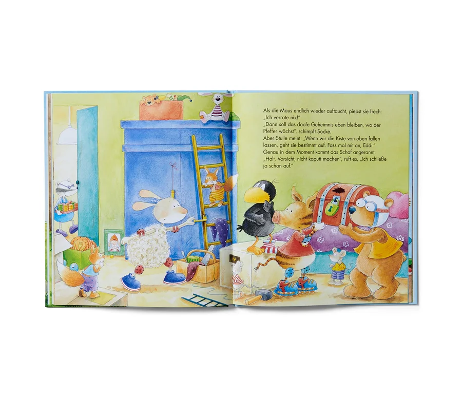 Illustration aus dem Buch Kunterbunte Geschichten vom kleinen Raben Socke zeigt Tiere in einem Zimmer.