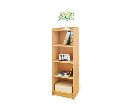 Ein naturbelassenes Holzregal mit vier Fächern, gefüllt mit Ordnern, einer Kiste und einer Lampe. Zu sehen ist das Pinolino Standregal »Natura«.