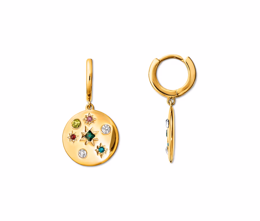 Zwei goldene Creolen mit Multicolor-Anhängern auf weißem Hintergrund.