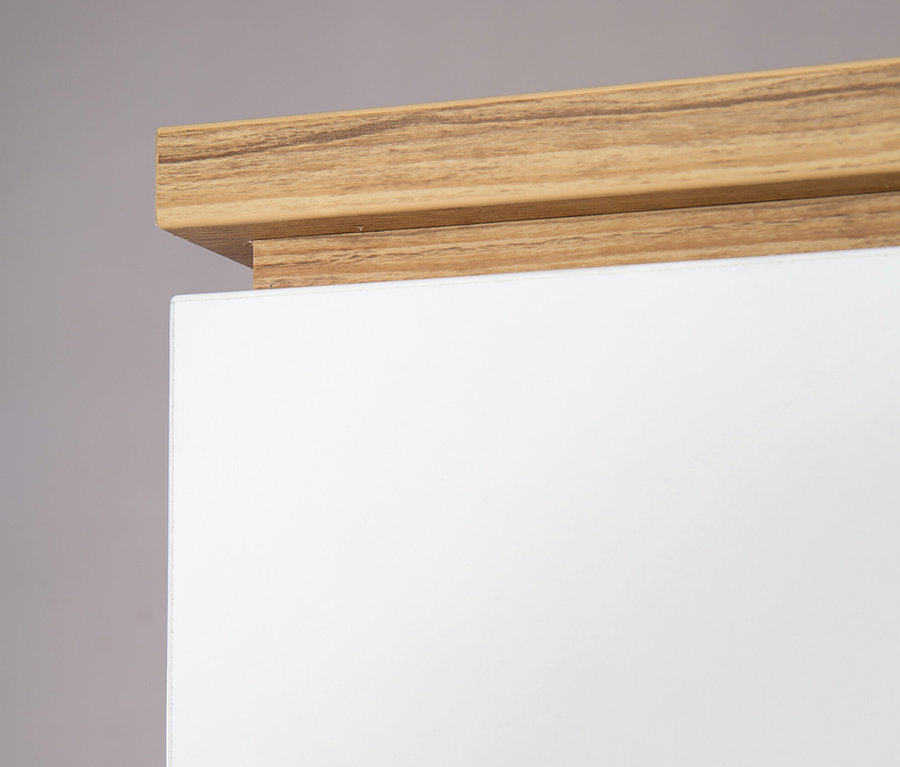 Detail einer Ecke des dreitürigen roba »Finn« Kleiderschranks mit Holzrand.