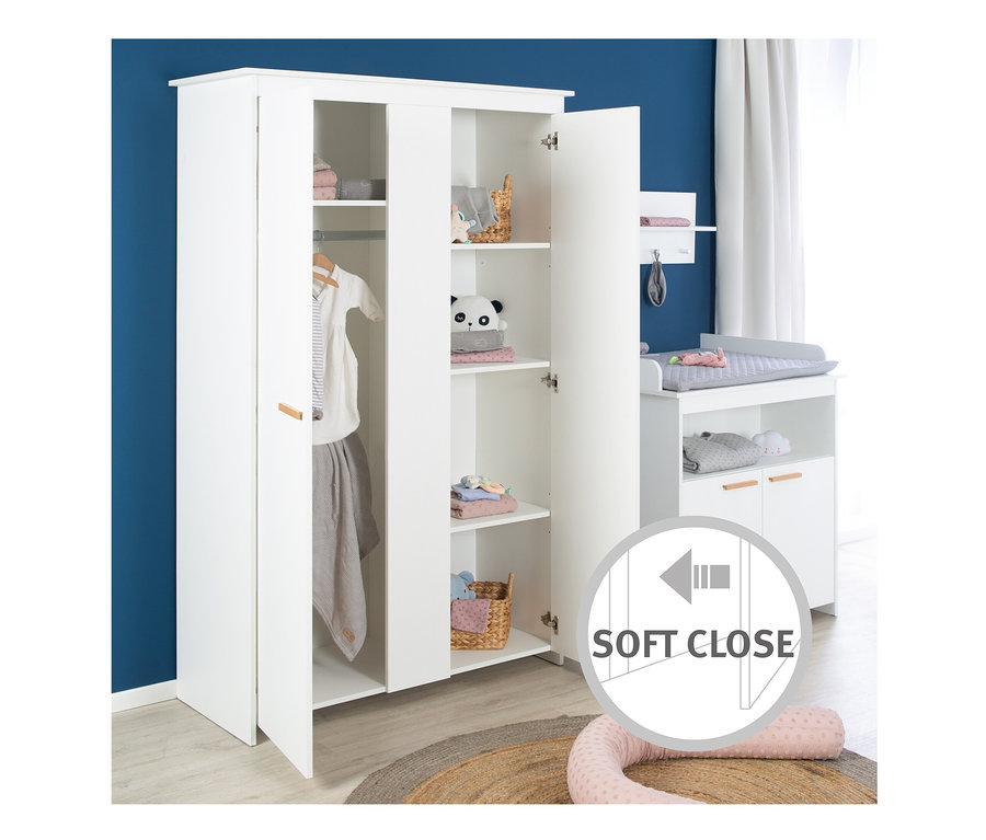 Weißer roba »Anton« 2,5-türiger Kleiderschrank und Kinderzimmerset mit Bett und Wickelkommode.