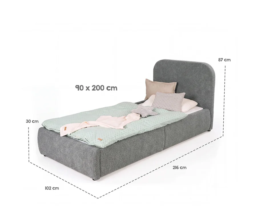 Einzelbett mit grauem Stoffbezug und geschwungenem Kopfteil, ausgestattet mit hellgrüner Bettwäsche, einer rosa Decke, drei Kissen und einem grauen Sternkissen. Die Maße sind 90 x 200 cm Liegefläche, 102 x 216 cm Gesamtgröße und 87 cm Kopfteilhöhe.