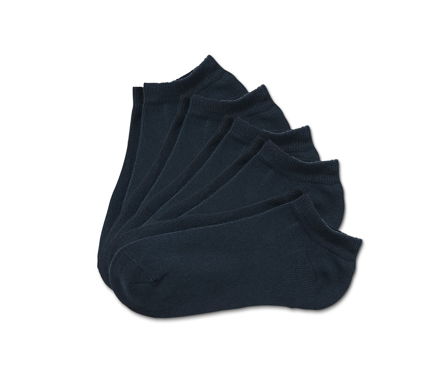 Fünf Paar Kinder-Sneakersocken liegen übereinander.
