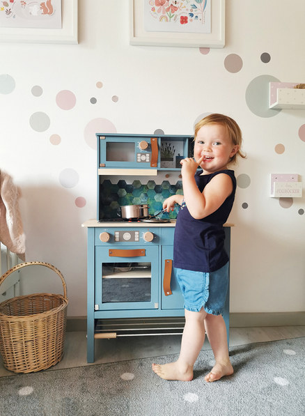 Mädchen spielt mit small foot Kinderküche kompakt »tasty«.