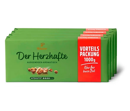 Vier Packungen Der Herzhafte - 4x 1 kg Gemahlen Kaffee. Grüne Verpackung mit rotem Streifen.