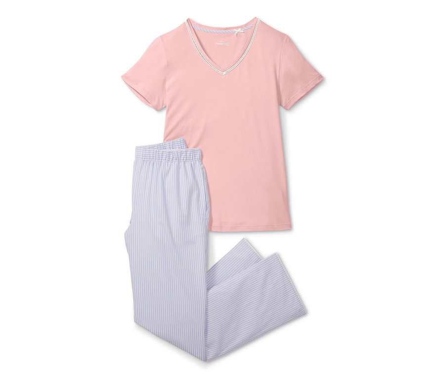 Rosa Pyjamaoberteil und blau-weiss gestreifte Pyjamahose.