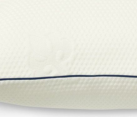 Detailaufnahme eines irisette®-Komfort-Schlafkissens mit blauer Paspel.