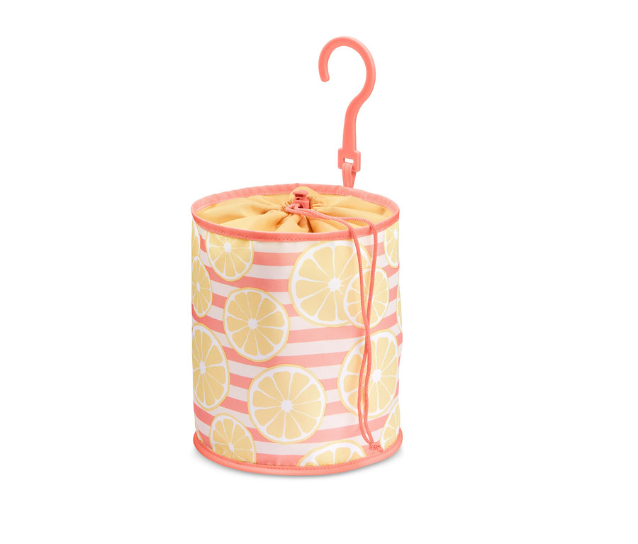 Ein Klammerbeutel mit Zitronenmuster und einem rosa Aufhänger.
