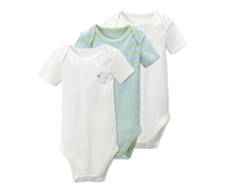 Drei Baby-Bodys: ein weißes mit Entenmotiv, ein blau-grün gestreiftes und ein weißes.