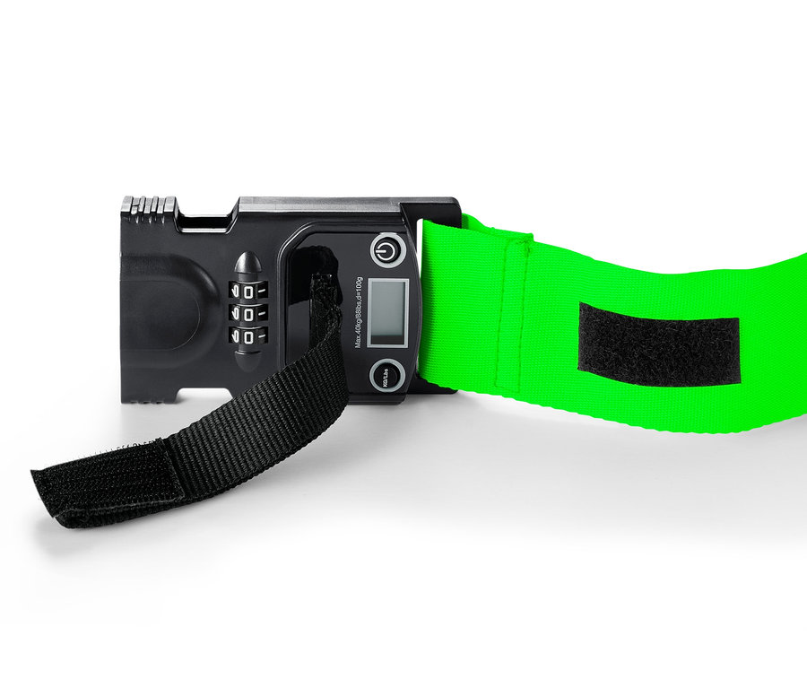 Detailansicht eines 3-in-1-Koffergurts mit Zahlenschloss und Digitalwaage.