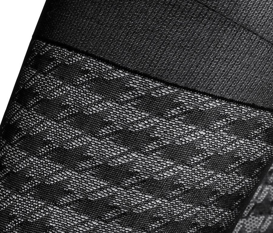 Detailaufnahme einer Trendstrumpfhose mit Hahnentrittmuster.
