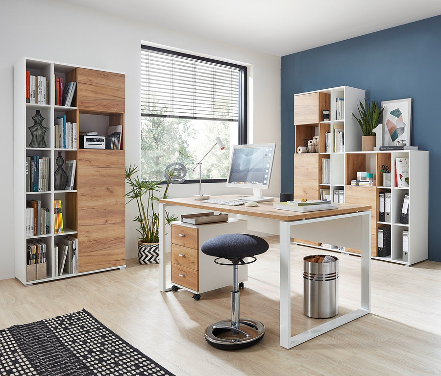 Modernes Arbeitszimmer mit einem weißen Schreibtisch »Lioni«, einem Rollcontainer »Lioni«, einem Drehstuhl und einem Bücherregal.