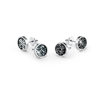 Zwei Paar Ohrstecker verziert mit Swarovski® Kristallen liegen auf weißem Grund.