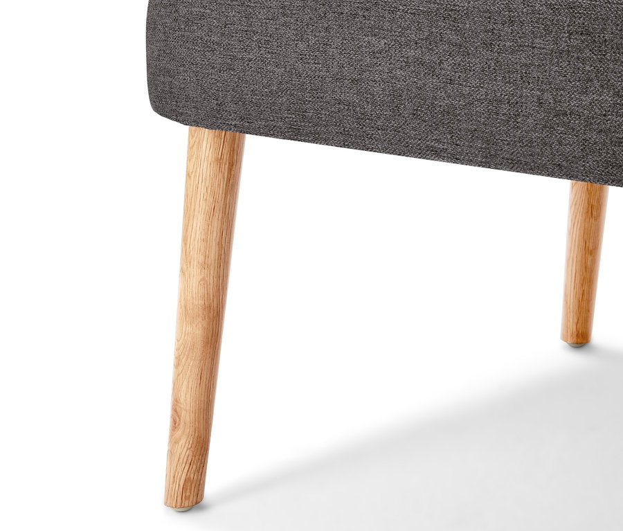 Detailansicht eines Sofas mit Holzfüßen.