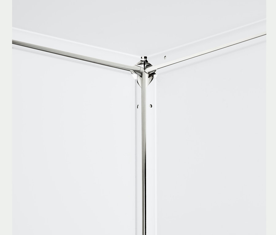 Detailansicht eines weißen Metallregals mit 2 versetzbaren Klappenfächern.