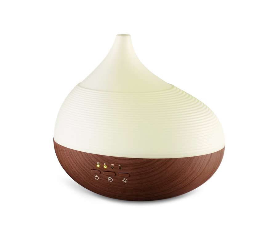 Aromadiffusor mit Wellness-Beleuchtung auf weißem Hintergrund.