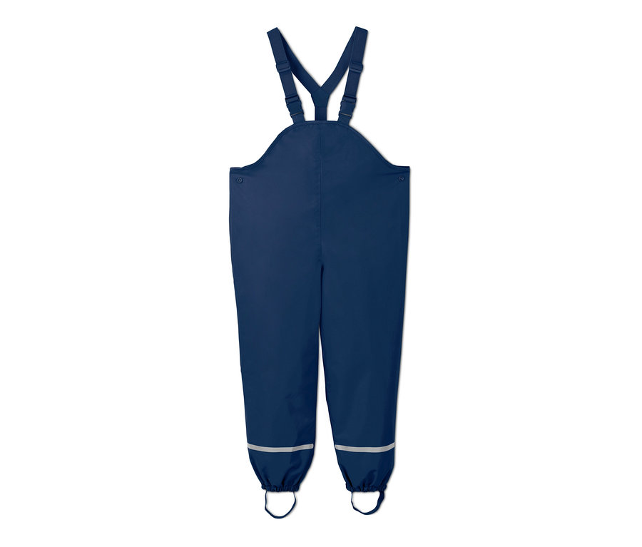 Eine marineblaue Regenhose mit Trägern und reflektierenden Streifen an den Beinen.