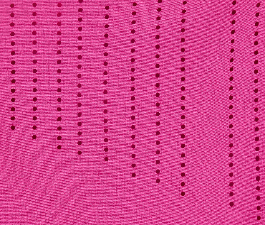 Detailaufnahme eines pinken Sportshirts mit Lochmuster.