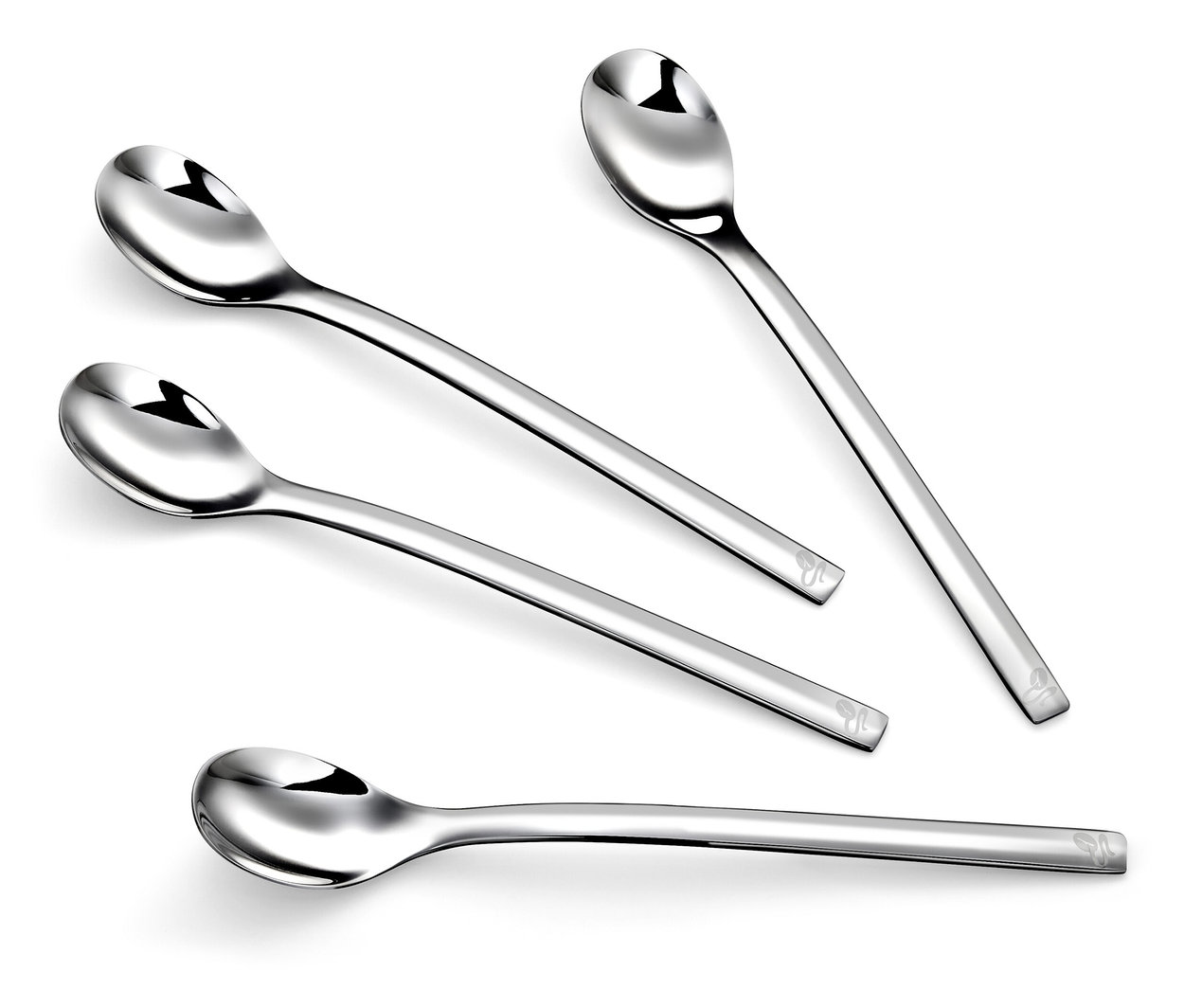 Vier Latte Macchiato Löffel, 4er Set, diagonal auf weißem Hintergrund.