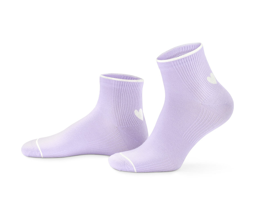 Zwei lila Knöchelsocken mit weißem Rand und Herz. Socken, 3er-Pack.