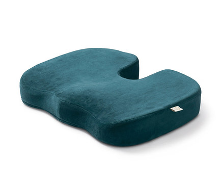 Ein Memory-Foam-Sitzkissen auf einem weißen Hintergrund.