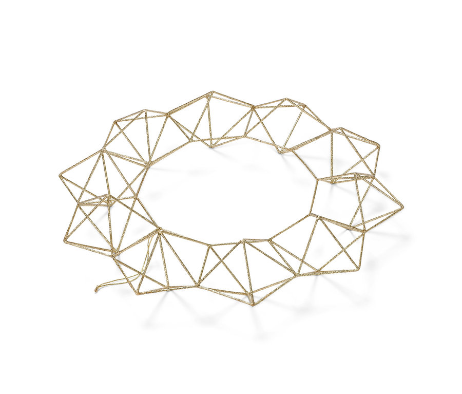 Goldener Deko-Kranz aus dünnen Drähten auf weißem Hintergrund.