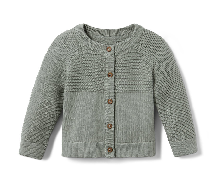 Eine grüne Strickjacke mit braunen Knöpfen.