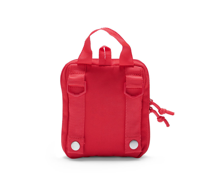 Rote Erste-Hilfe-Tasche mit Griff und Riemen.
