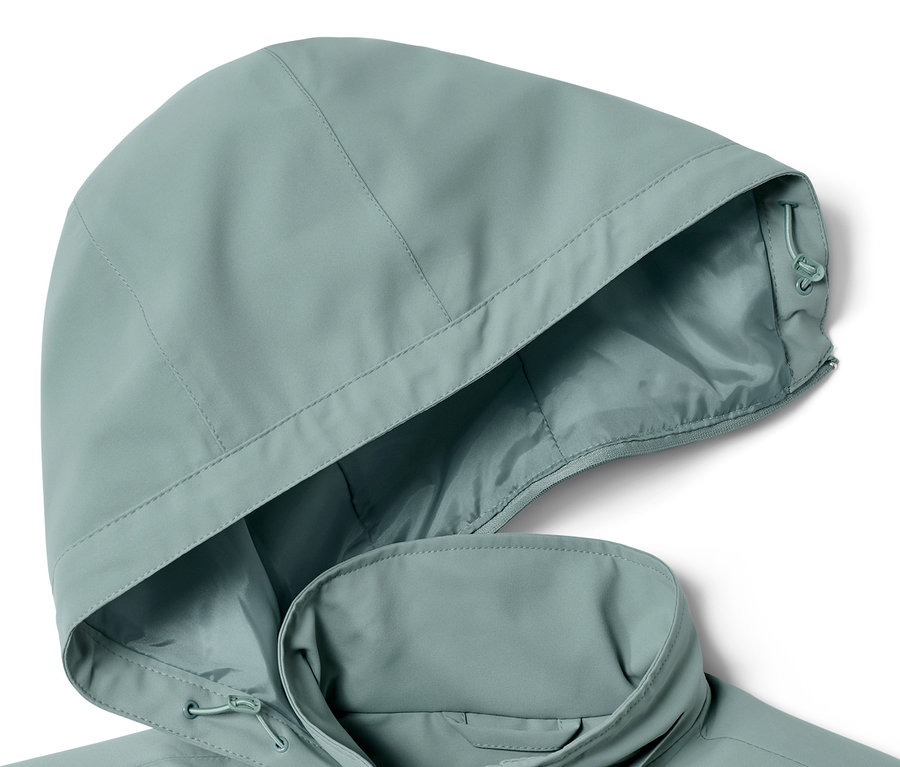 Detailansicht eines grünen Regen-Trenchcoats mit Kapuze.