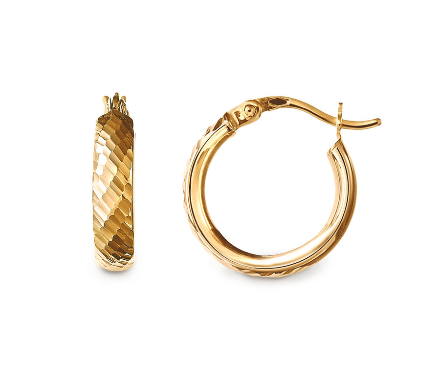 Zwei goldene Creolen mit diamantierter Oberfläche.