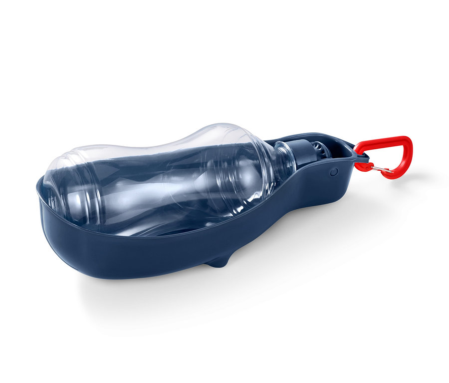 Eine Hunde-Trinkflasche mit integrierter Trinkschale liegt auf einem weißen Untergrund.