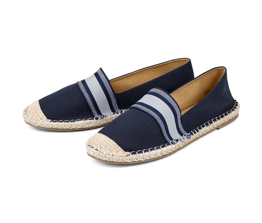 Zwei dunkelblaue Espadrilles.