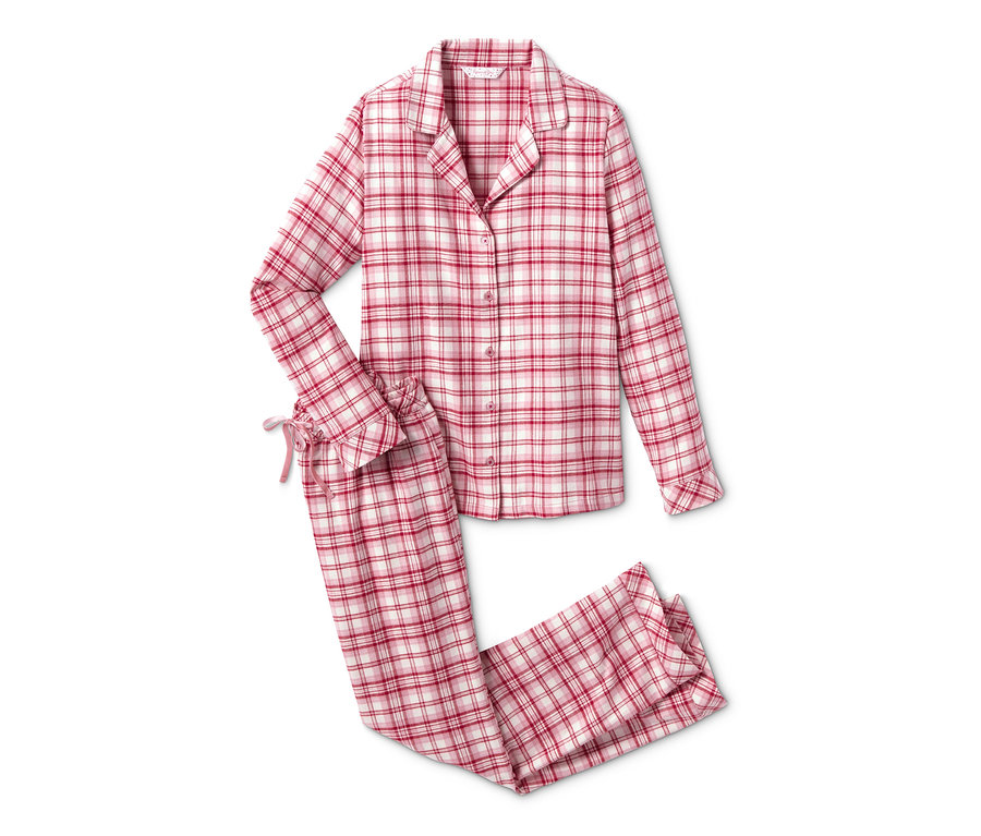 Ein rot-weiß karierter Flanell-Pyjama liegt auf einem weißen Hintergrund.