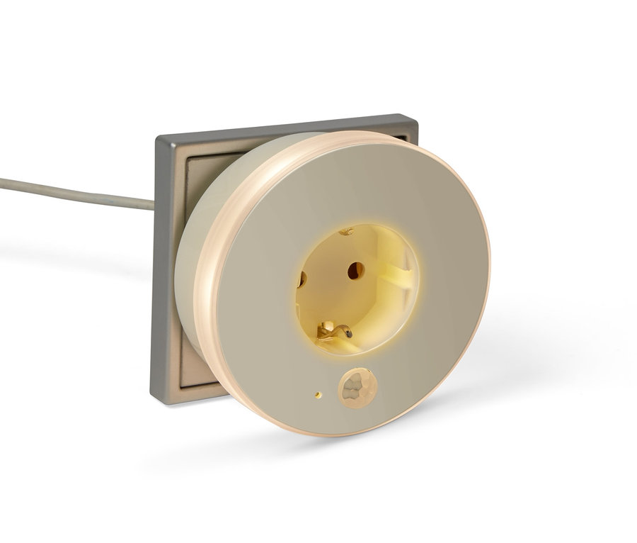 Nahaufnahme eines LED-Nachtlichts mit Steckdose, das in eine Wandsteckdose gesteckt ist.