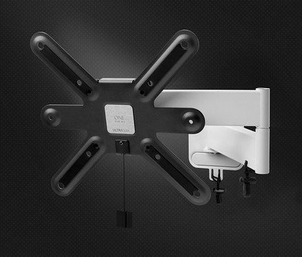 Eine schwarze und weiße drehbare ONE FOR ALL TV-Wandhalterung WM6252 an einer Wand.