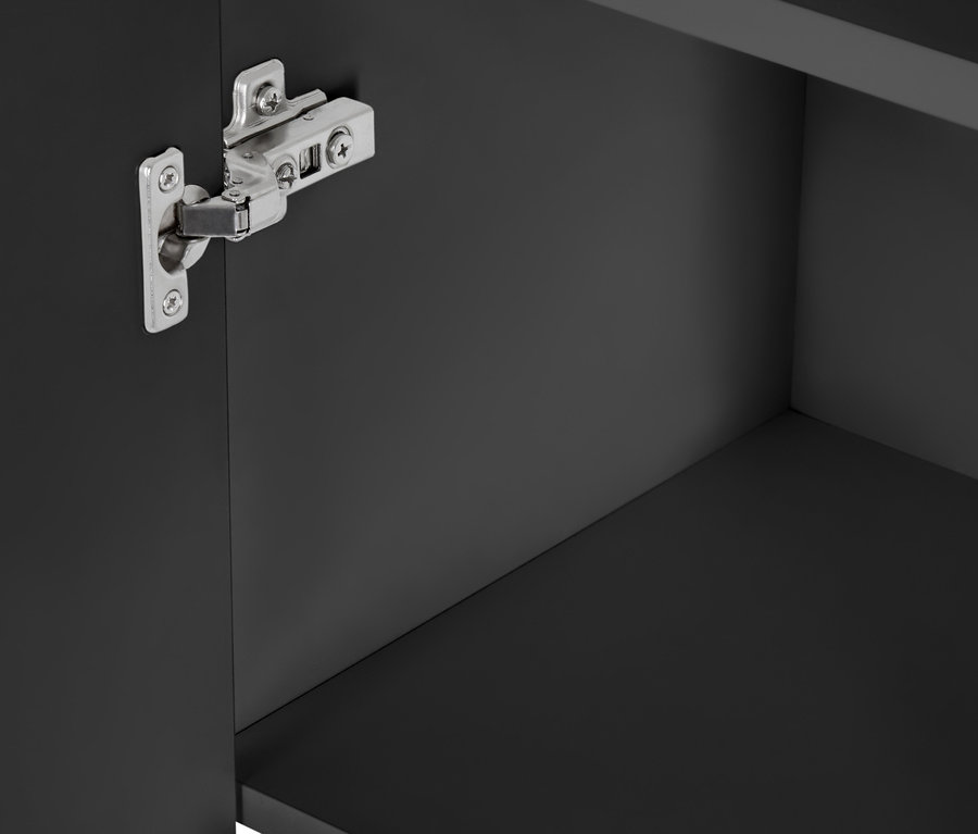 Detailansicht des Innenraums eines anthrazitfarbenen Bad-Hochschranks »Eklund« mit Scharnieren.