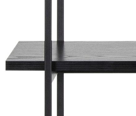 Detailaufnahme eines offenen Regals mit schwarzem Rahmen.