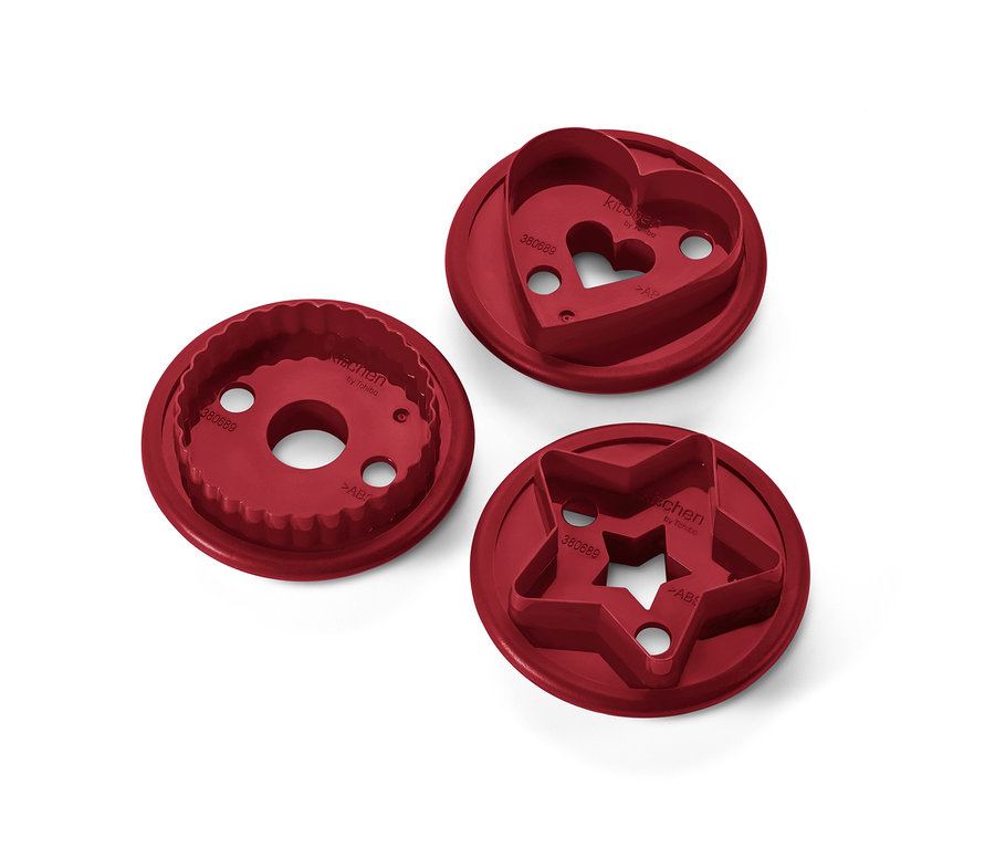 Drei rote Linzer Plätzchenausstecher in Form von Kreis, Herz und Stern.